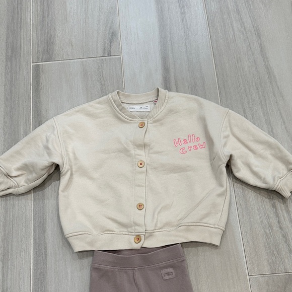 Zara 4T Kids Button Down Sweatshirt Beige and Beige Leggings Outfit - Picture 3 of 11